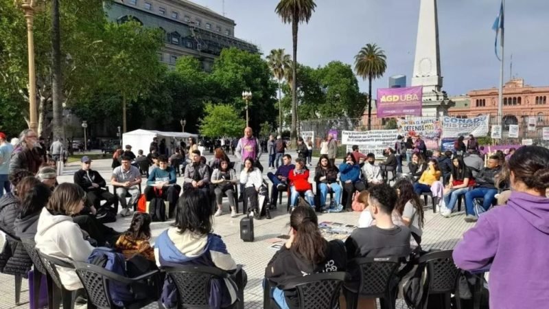 La UBA traslada sus aulas y servicios a Plaza de Mayo para reclamar por el financiamiento universitario